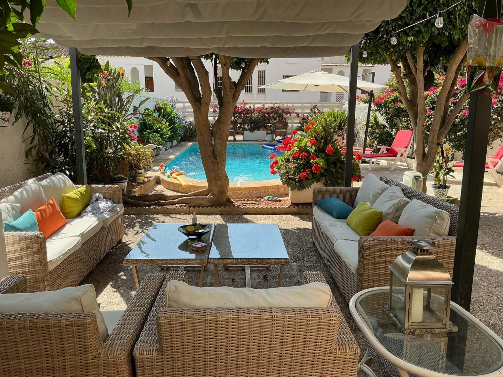 Large Private Pool And Garden Near Holiday home *